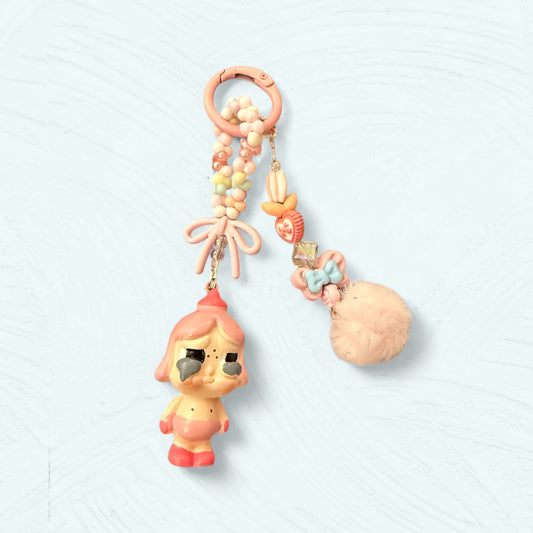 Bijoux de sac Crybaby pêche – Pompon rose & perles pastel