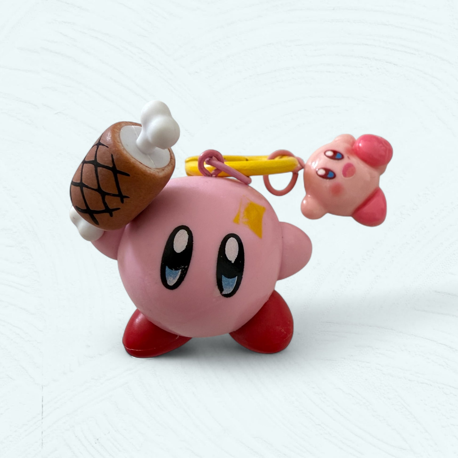 Porte-clés Kirby tenant un pilon