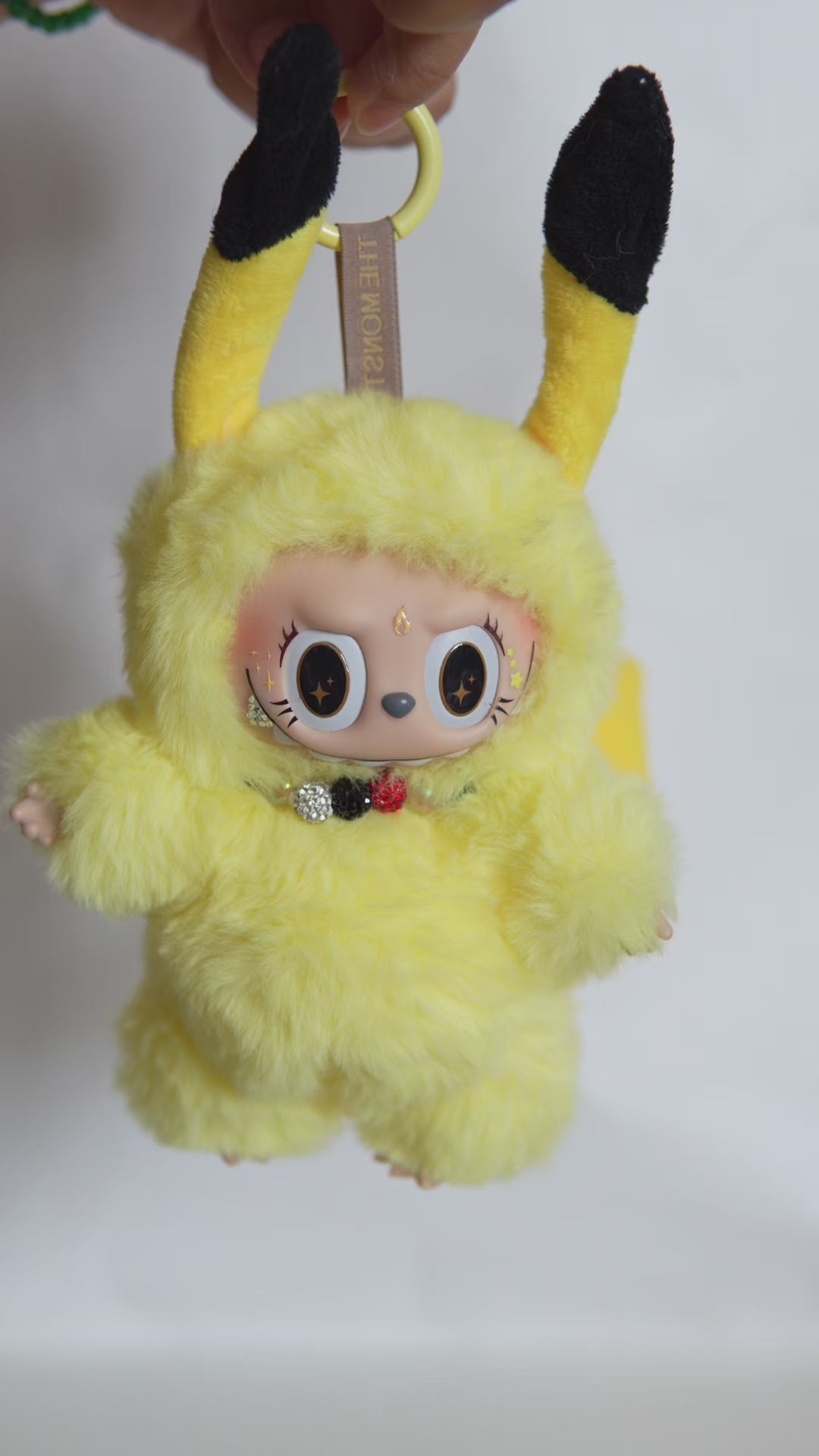 Vidéo de présentation de la poupée Labubu customisée en Pikachu, montrant les détails du costume et du maquillage fait main.