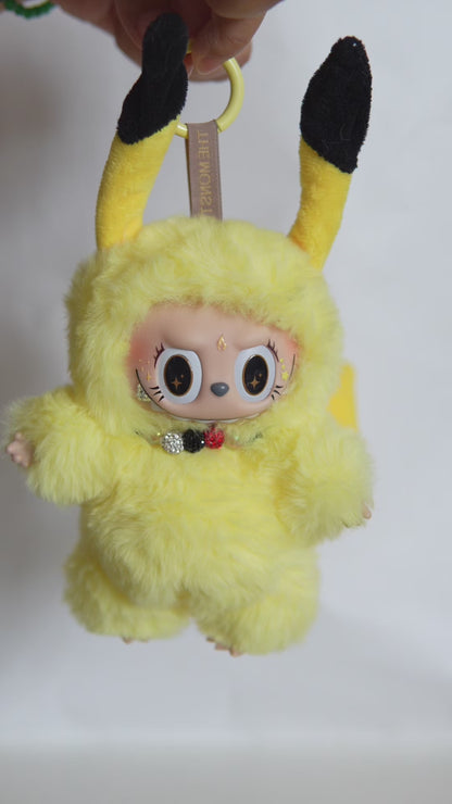 Vidéo de présentation de la poupée Labubu customisée en Pikachu, montrant les détails du costume et du maquillage fait main.