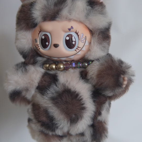 Vidéo de présentation du Labubu customisé en léopard : détails de la fausse fourrure, queue articulée et collier perlé.