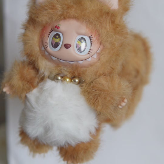 Vidéo de présentation de la figurine Labubu customisée en chat roux : vue à 360° du maquillage et du costume en fourrure.