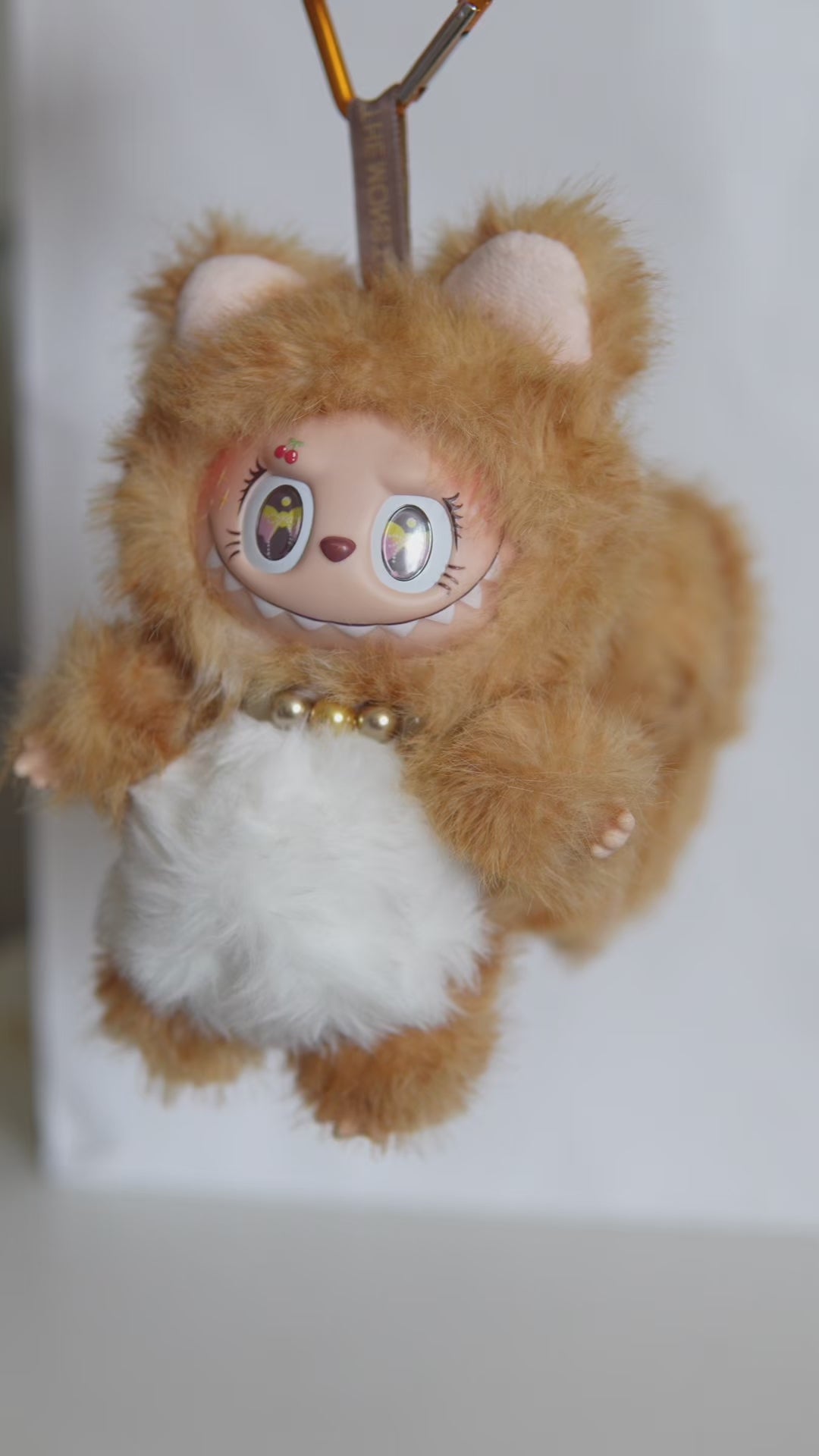 Vidéo de présentation de la figurine Labubu customisée en chat roux : vue à 360° du maquillage et du costume en fourrure.
