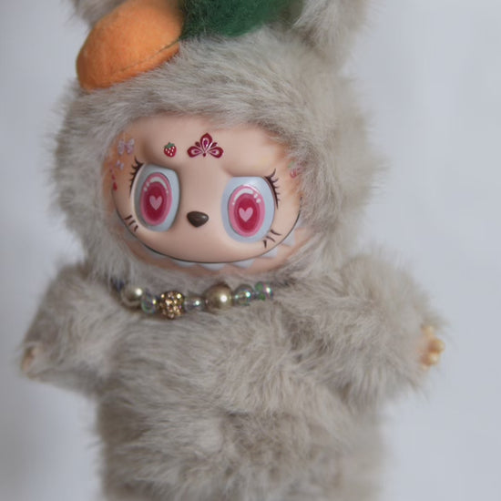 Vidéo de présentation de la figurine Labubu customisée en lapin – vue à 360°, détails du costume en peluche et collier fait main
