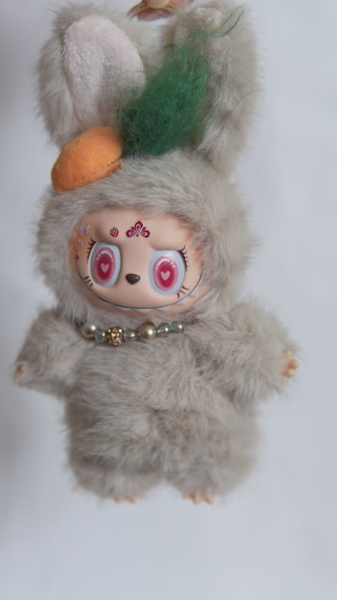Vidéo de présentation de la figurine Labubu customisée en lapin – vue à 360°, détails du costume en peluche et collier fait main
