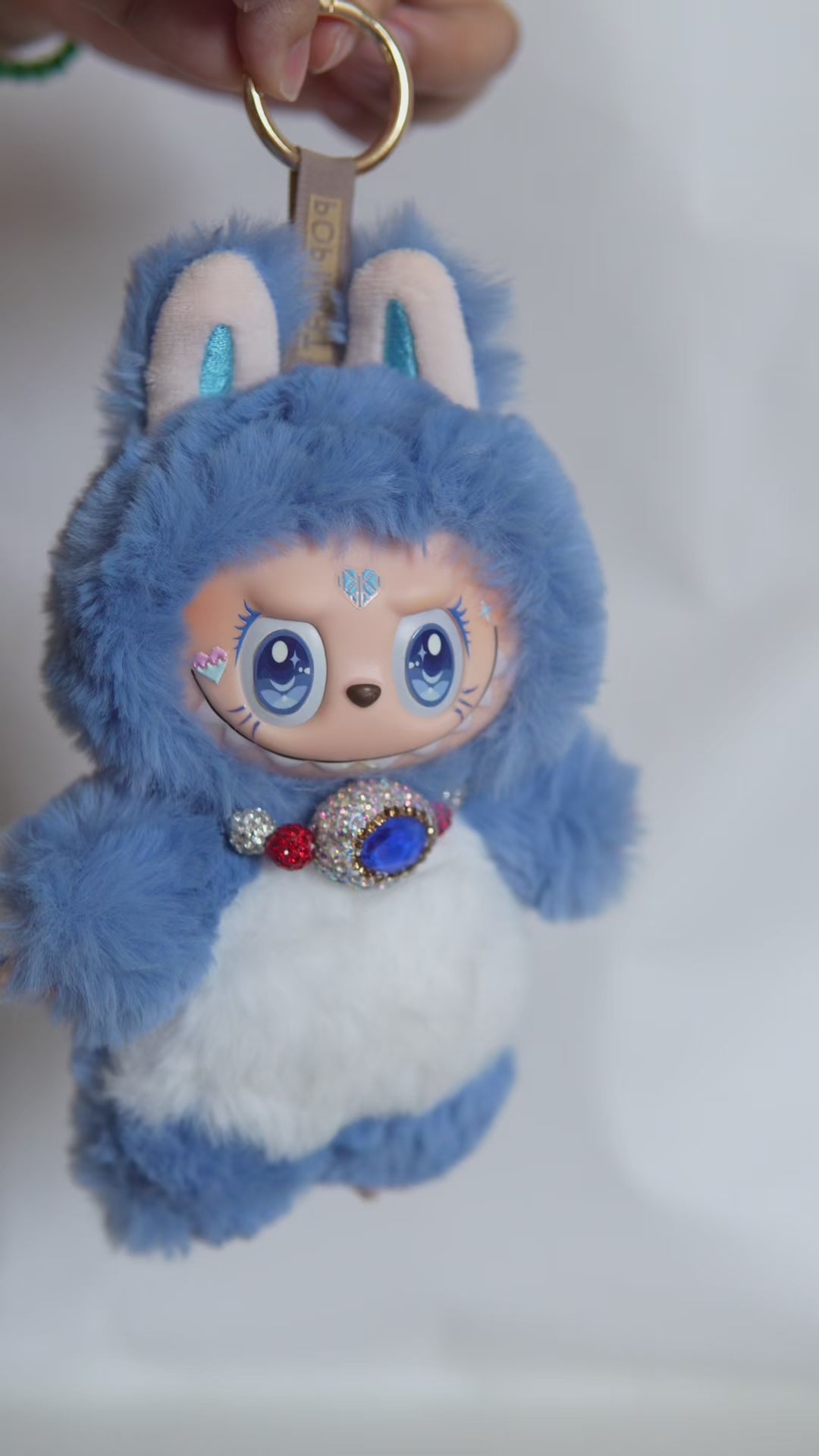 Vidéo de présentation du Labubu Doraemon – pièce unique customisée à la main, vue à 360 degrés.