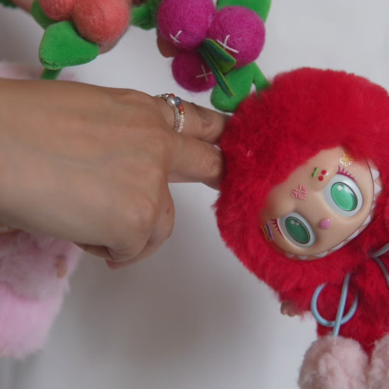 Vidéo de présentation du duo de Labubu costumisés en cerise : détails des costumes en fourrure, pompons et système magnétique.
