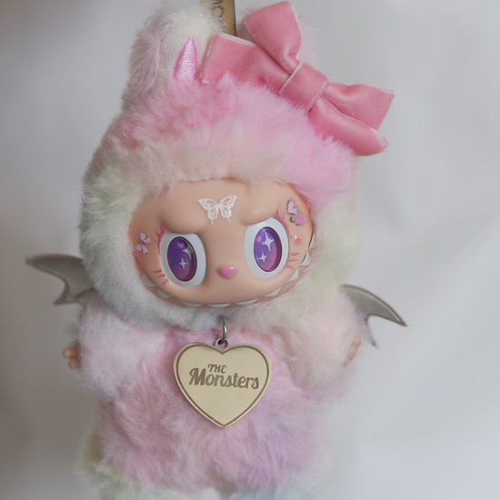 Vidéo de présentation du Labubu customisé en ange pastel avec nœud rose, ailes holographiques et détails perlés.